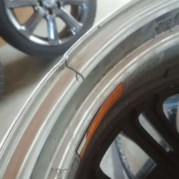 リバレルを行う当社はホイールのクラックを修理いたします