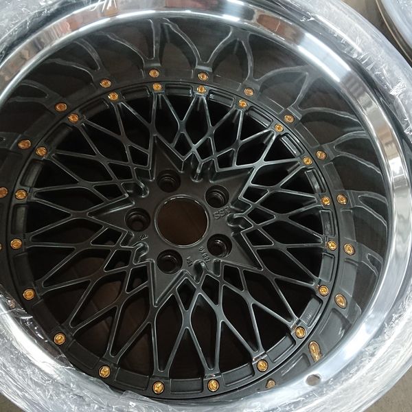 リバレルを行っている当社はホイールのカスタムをいたします